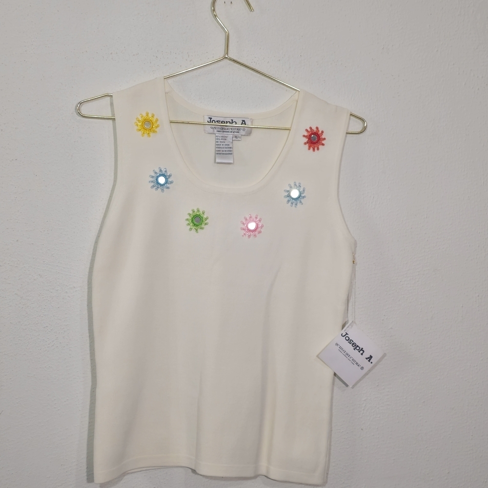 Joseph A. It is a knit garment distinguished by a floral and mirror design. - Picture 3 of 13